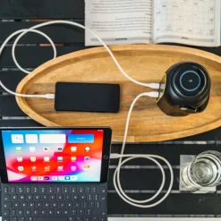 Aqiila Muut Valaisimet^Powerbird S140 varavirtalähde valolla