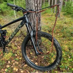 FinNero POWER talutushihna jousto-osiolla, musta/oranssi| Taluttimet