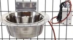 Jämpti lämmitettävä koiran juomakuppi tarhan sisäpuolelle| Koirankupit