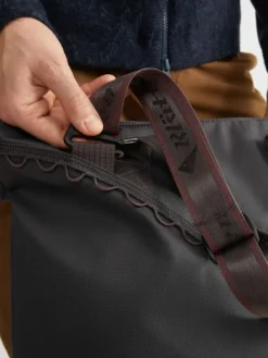 Klättermusen Olkalaukut^Baggi Bag 22 L Raven