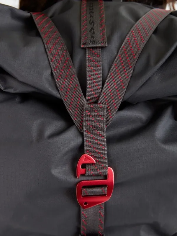 Klättermusen Raido 2.0 Backpack reppu, 38L, mustaharmaa| Reput Ja Rinkat