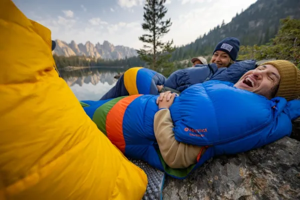 Marmot Sawtooth untuvamakuupussi, Dark Azure/Foliage| Makuupussit/Kolmen Vuodenajan Makuupussit