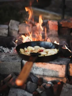 Muurikka Paistinpannu Taittuva Varsi Hiiliteräs 24 cm| Avotulelle
