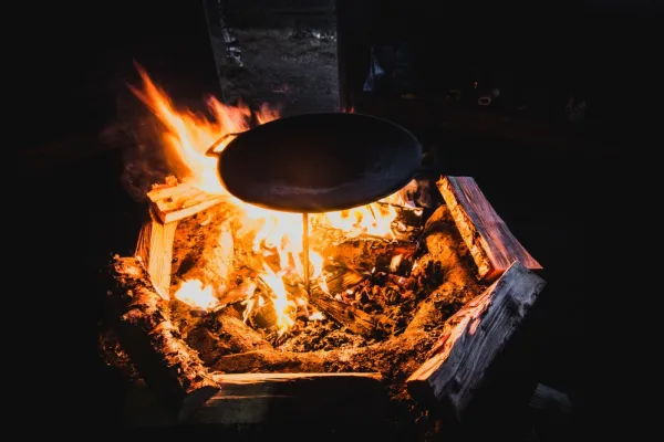 Muurikka Pannu 78 cm Jaloilla| Avotulelle