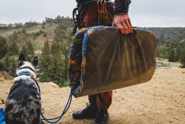 RuffWear Basecamp Bed koiranpeti, Medium, Deep Jungle| Koiranpedit