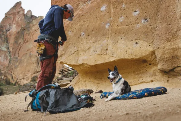 RuffWear Basecamp Bed koiranpeti, Medium, Deep Jungle| Koiranpedit